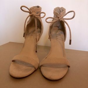 Lulu’s Pinky/Nude Heels Bow size 7.5